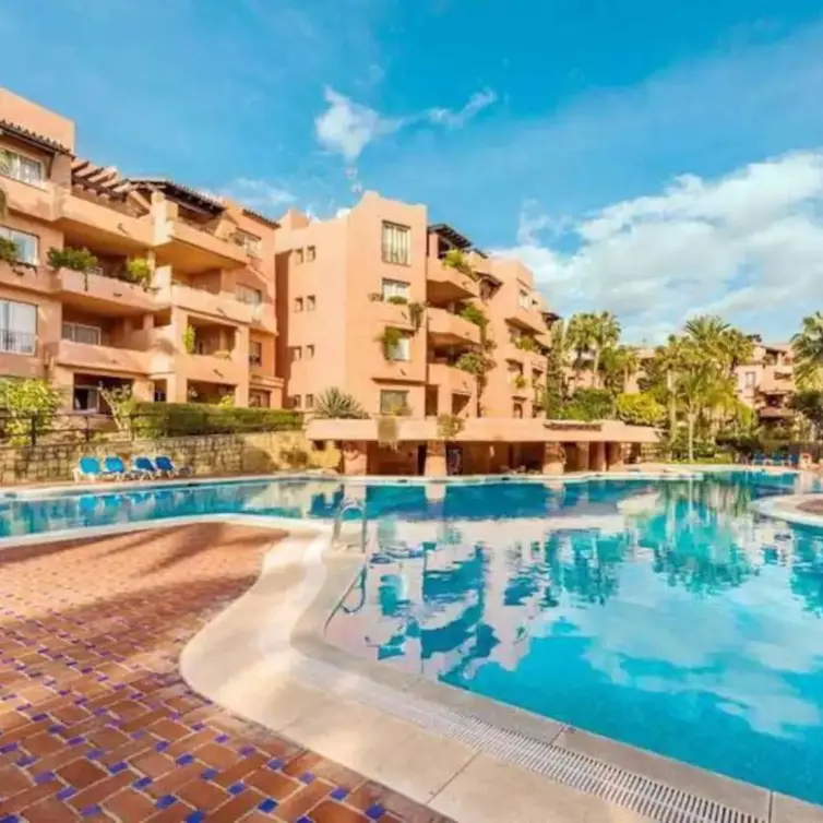 Venta de apartamento en planta media en The Golden Mile