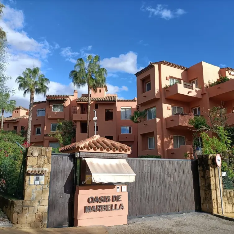 Venta de apartamento en planta media en The Golden Mile