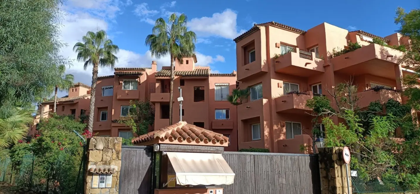 Venta de apartamento en planta media en The Golden Mile 1