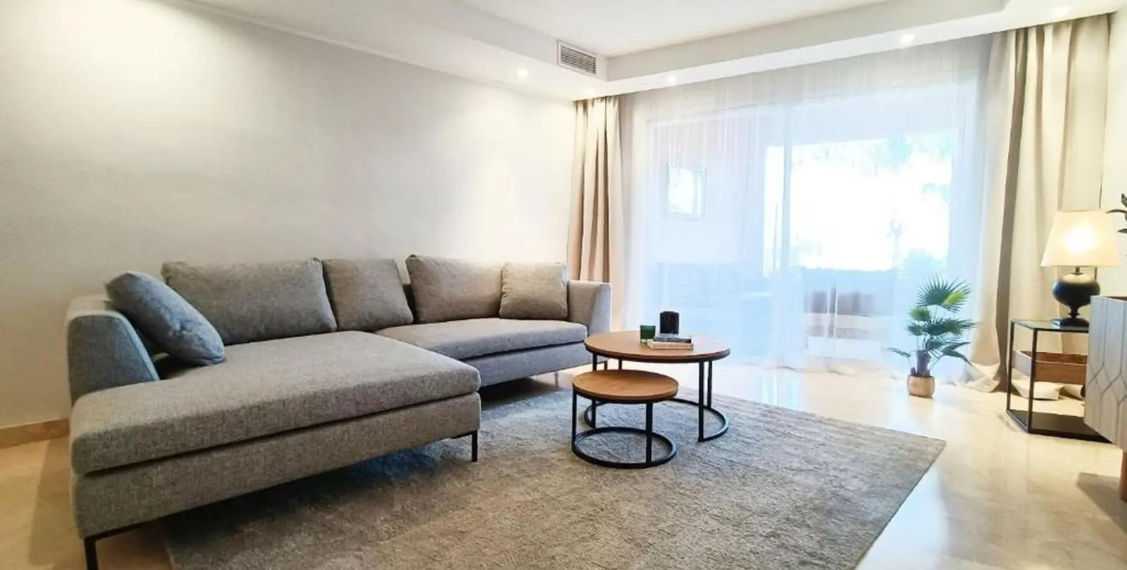 Venta de apartamento en planta media en The Golden Mile 5