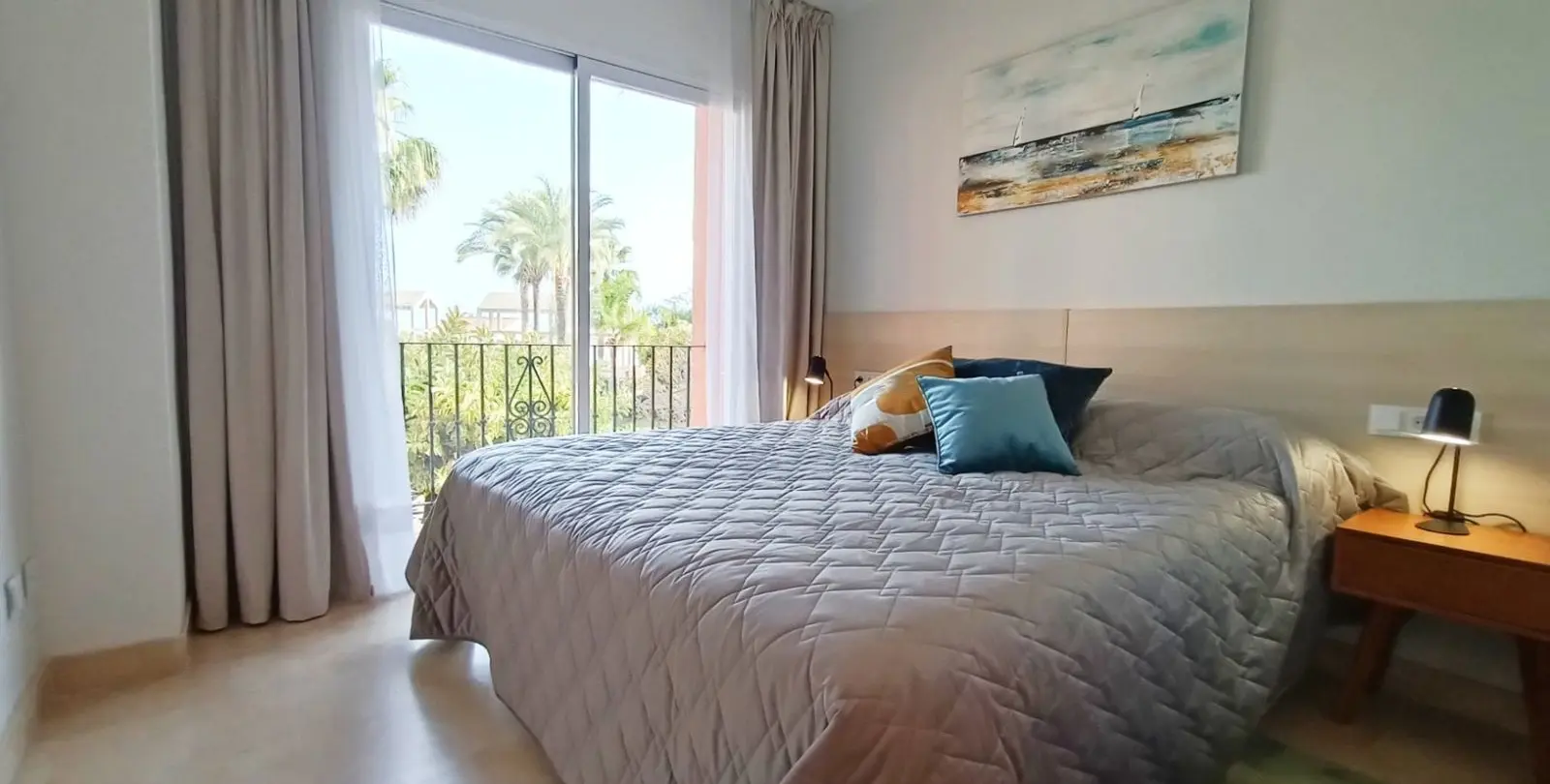 Venta de apartamento en planta media en The Golden Mile 11