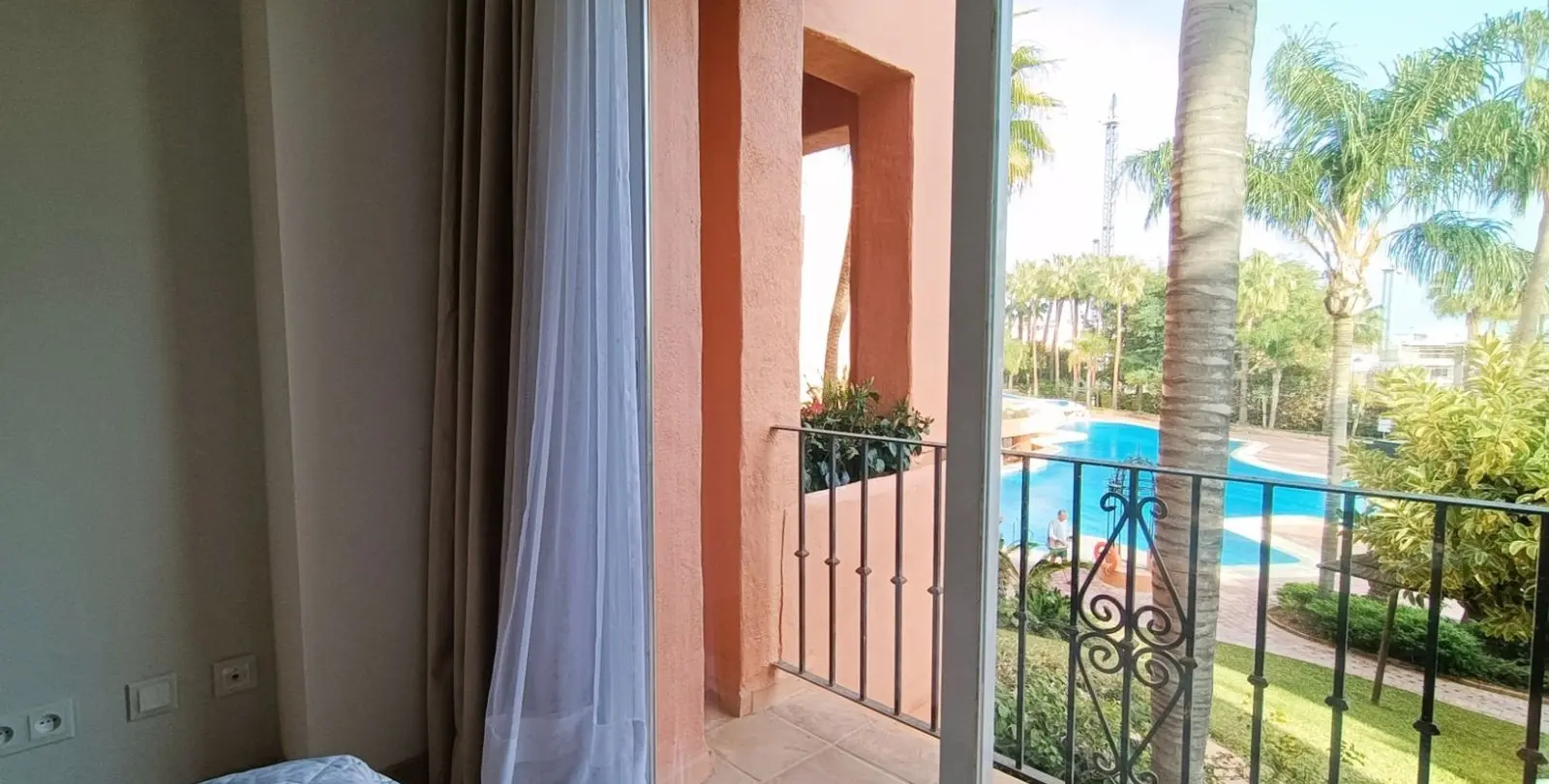 Venta de apartamento en planta media en The Golden Mile 12