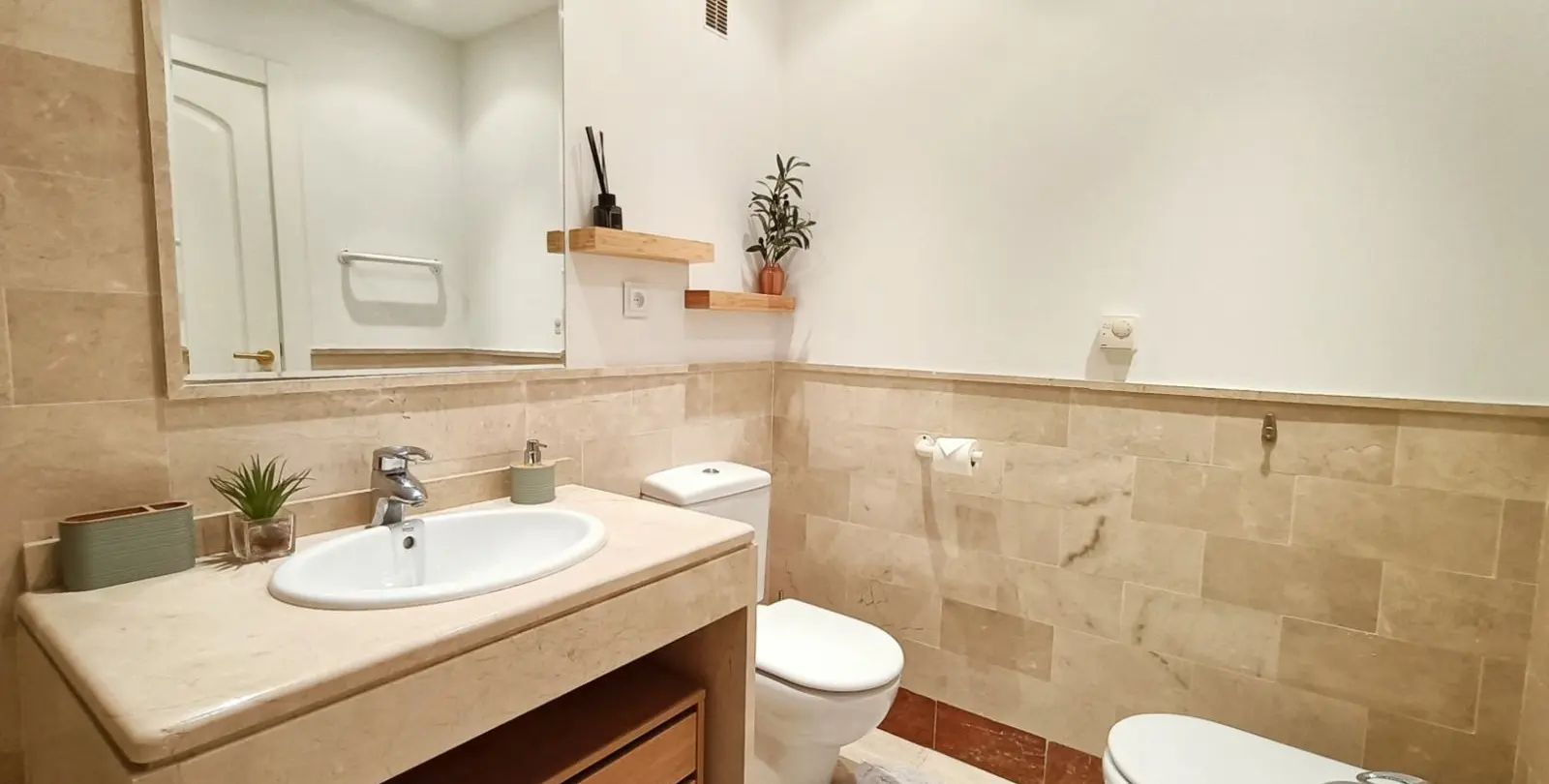 Venta de apartamento en planta media en The Golden Mile 14