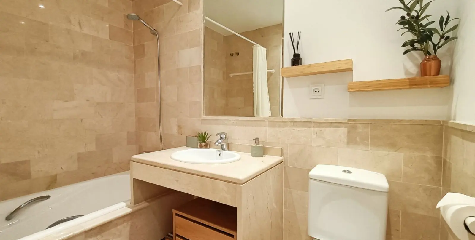 Venta de apartamento en planta media en The Golden Mile 15