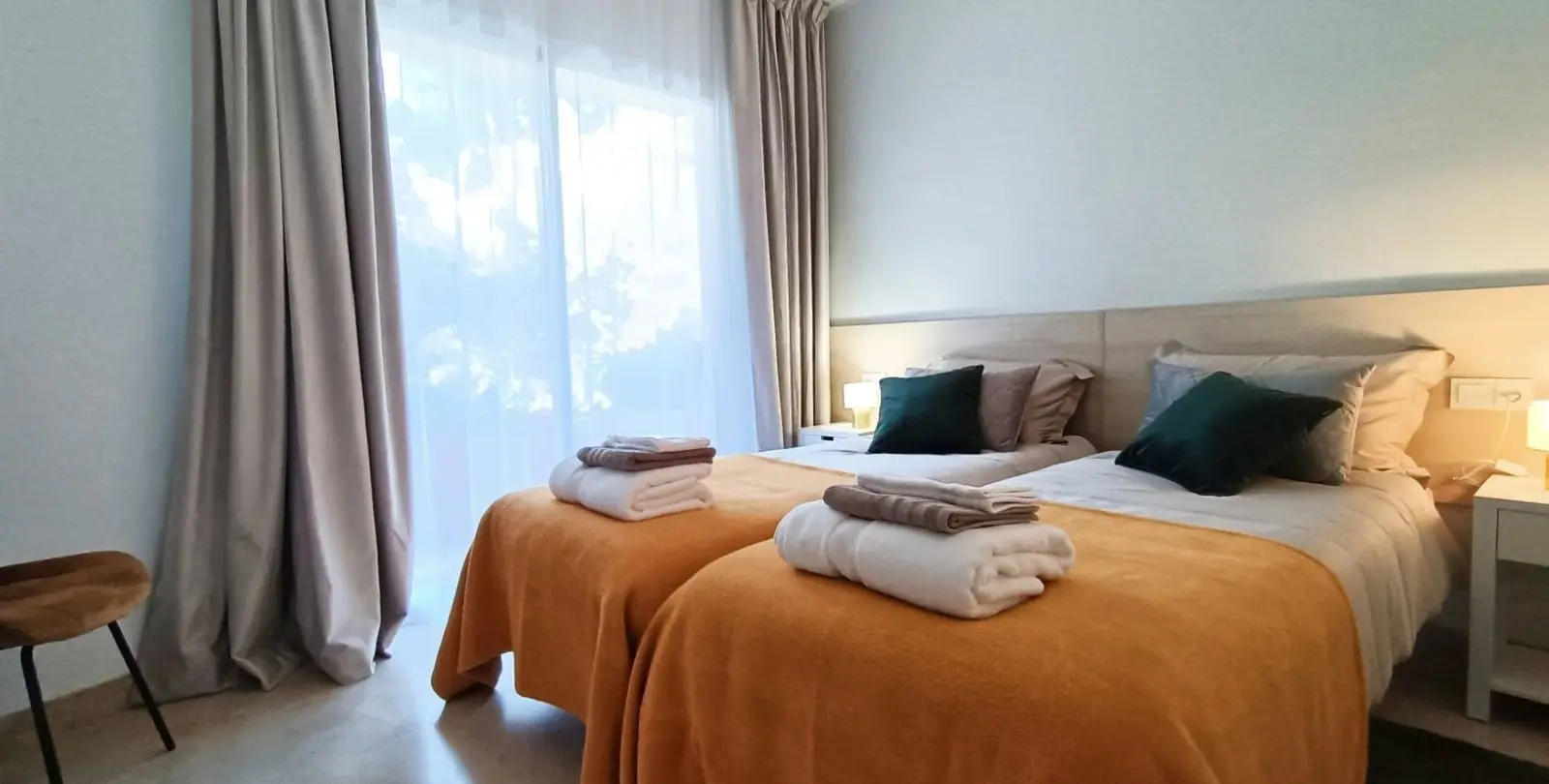 Venta de apartamento en planta media en The Golden Mile 16