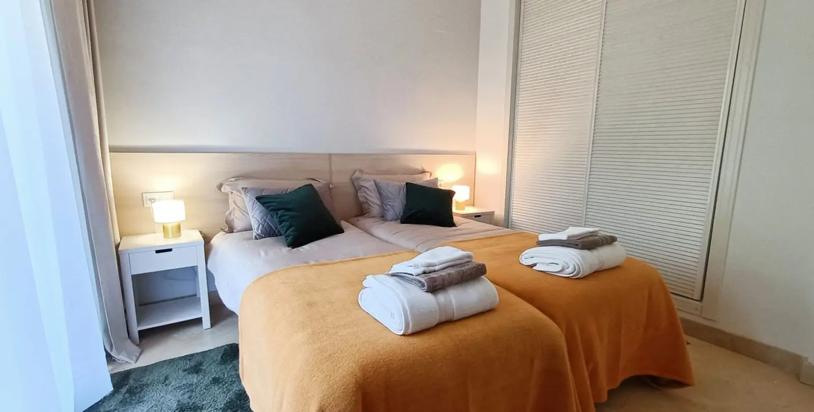 Venta de apartamento en planta media en The Golden Mile 18