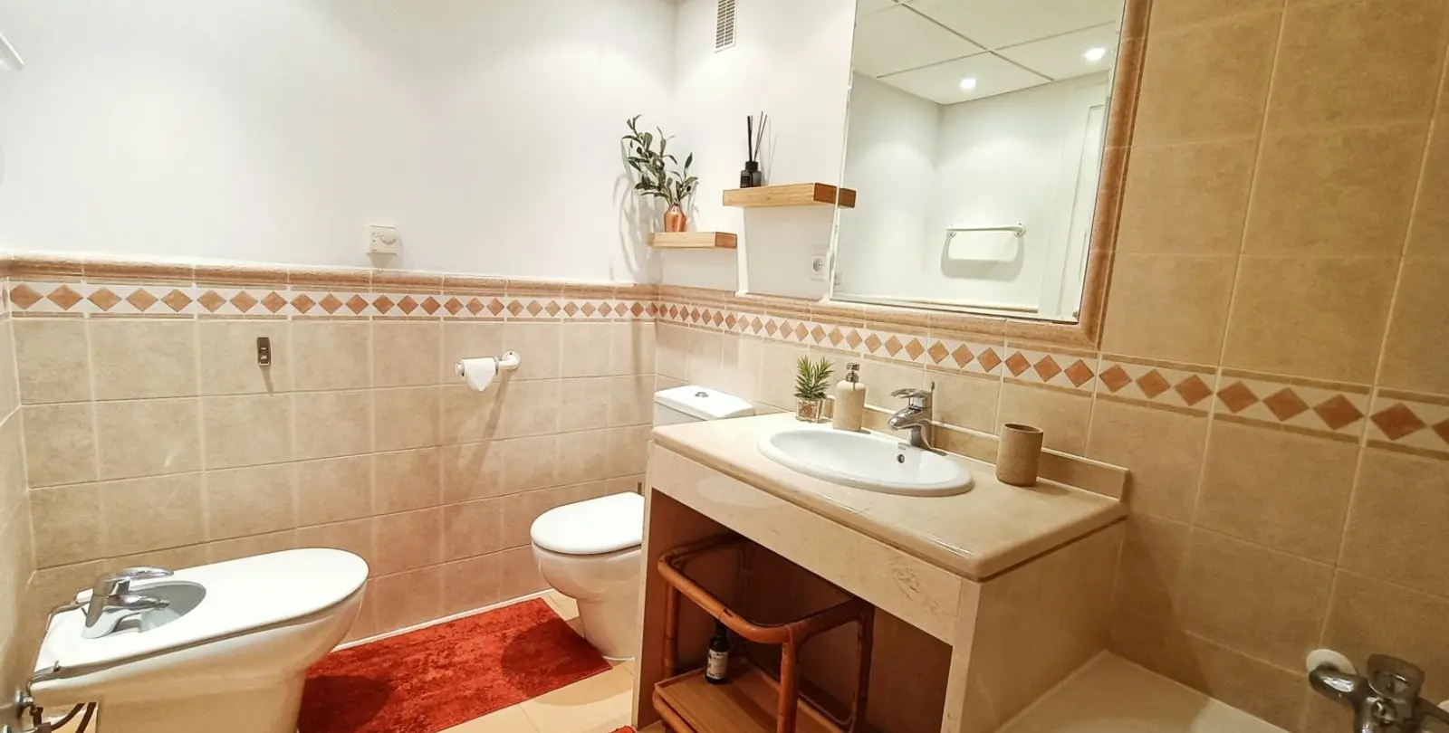 Venta de apartamento en planta media en The Golden Mile 19