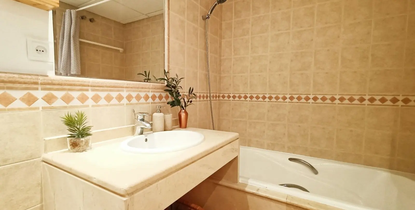 Venta de apartamento en planta media en The Golden Mile 20