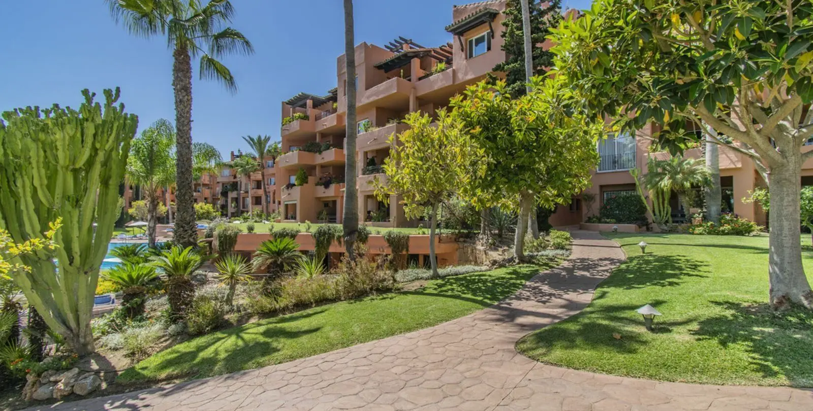 Venta de apartamento en planta media en The Golden Mile 25
