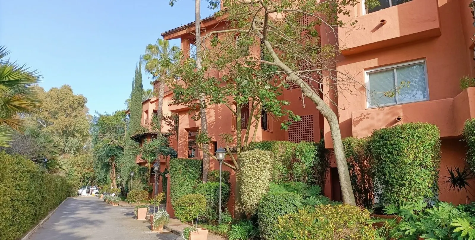 Venta de apartamento en planta media en The Golden Mile 26