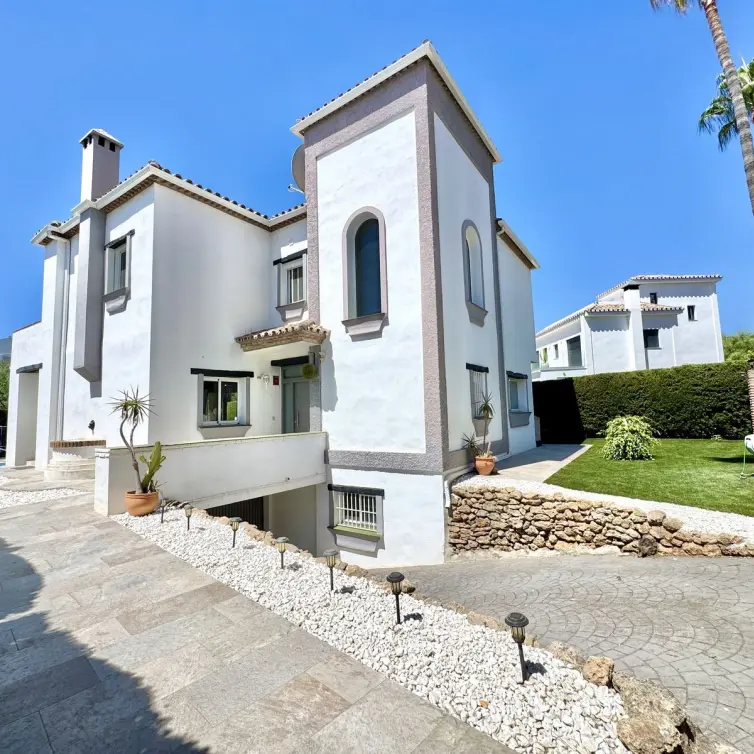 Venta de villa independiente en Calahonda