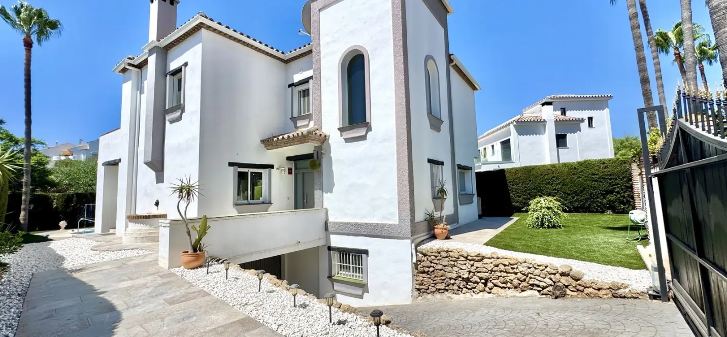 Venta de villa independiente en Calahonda 0