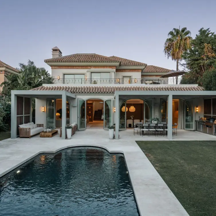Venta de villa independiente en Nueva Andalucía