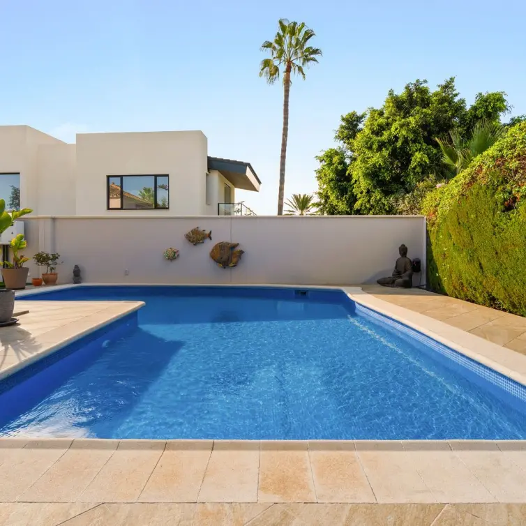 Venta de villa independiente en Estepona