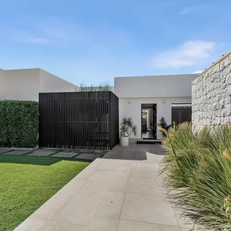 Venta de villa independiente en Nueva Andalucía