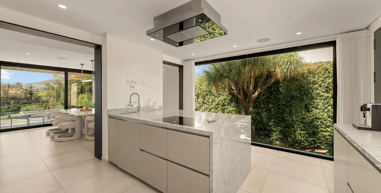Venta de villa independiente en Nueva Andalucía 13