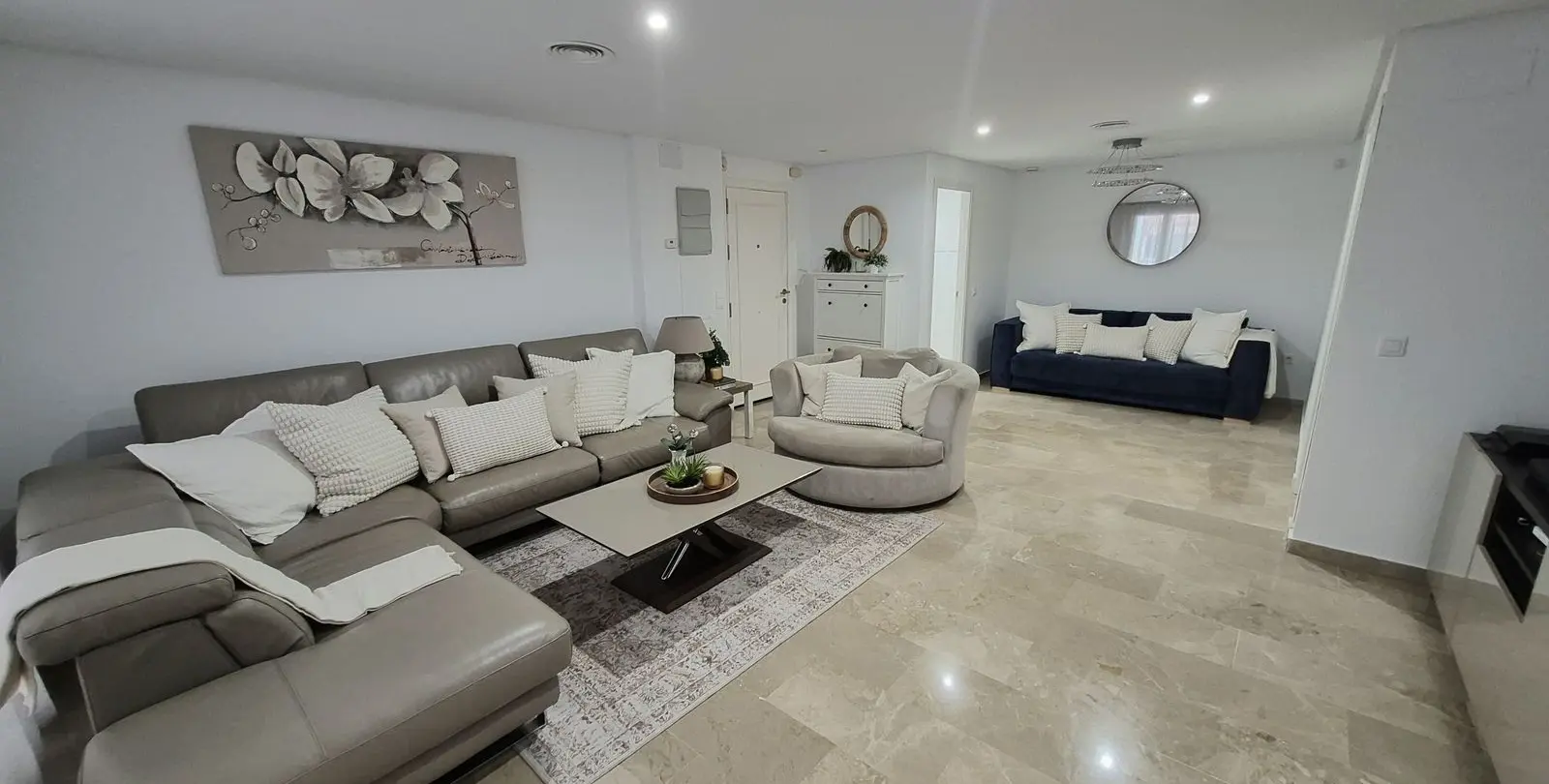 Продажа апартаментов на первом этаже в Miraflores 5