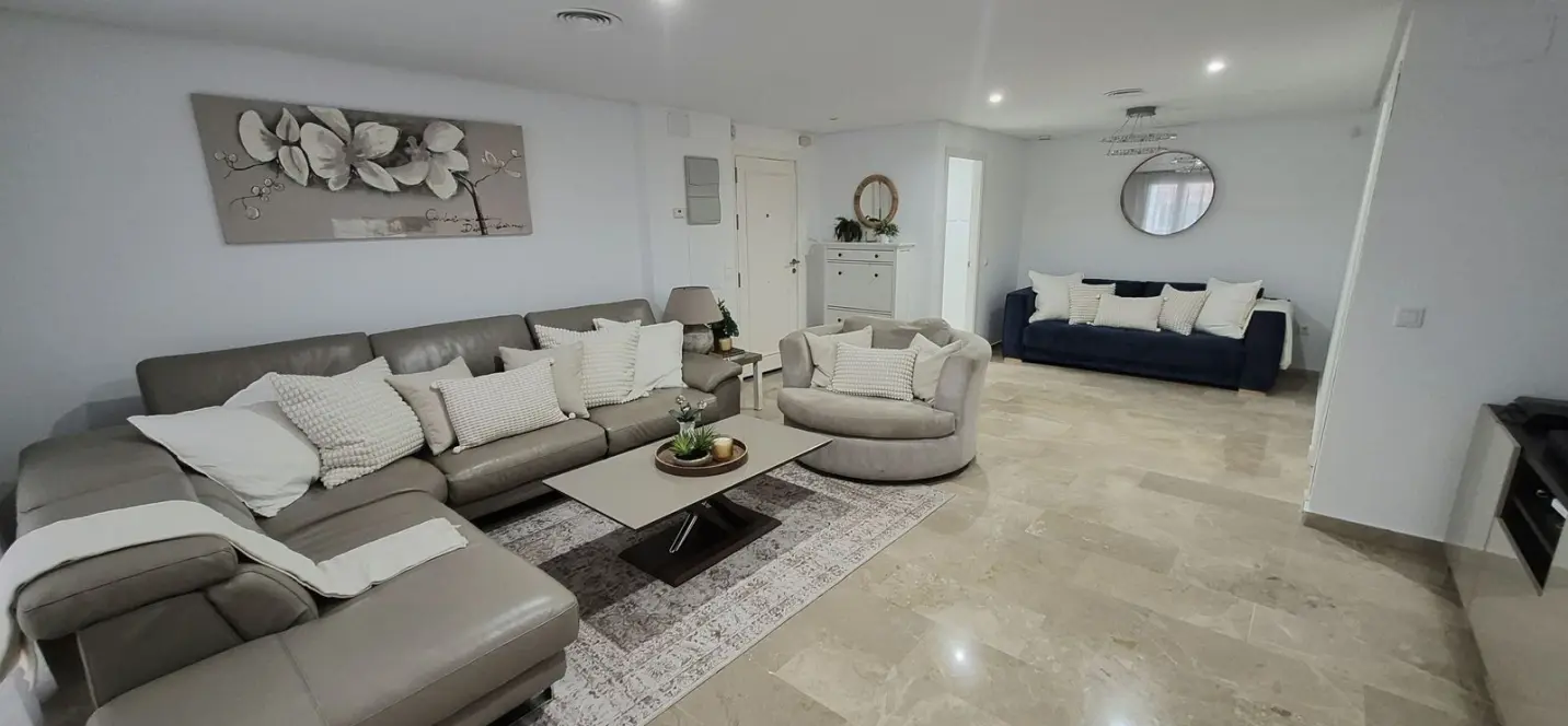 Продажа апартаментов на первом этаже в Miraflores 4