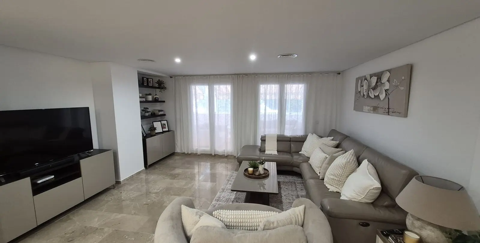 Продажа апартаментов на первом этаже в Miraflores 9