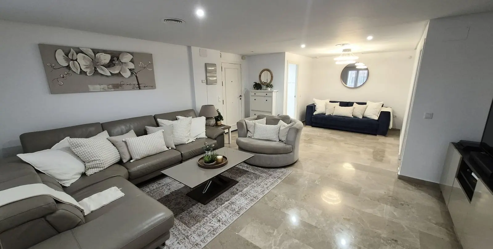 Продажа апартаментов на первом этаже в Miraflores 10