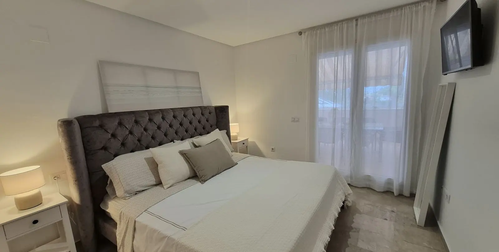 Продажа апартаментов на первом этаже в Miraflores 15
