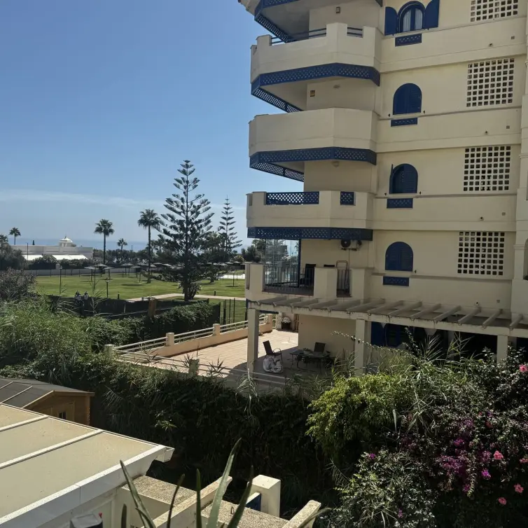 Venta de apartamento en planta media en San Luis de Sabinillas