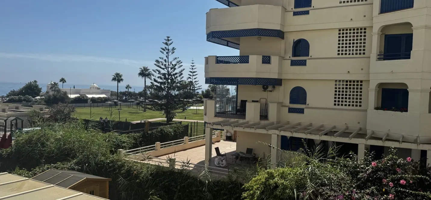 Venta de apartamento en planta media en San Luis de Sabinillas 0