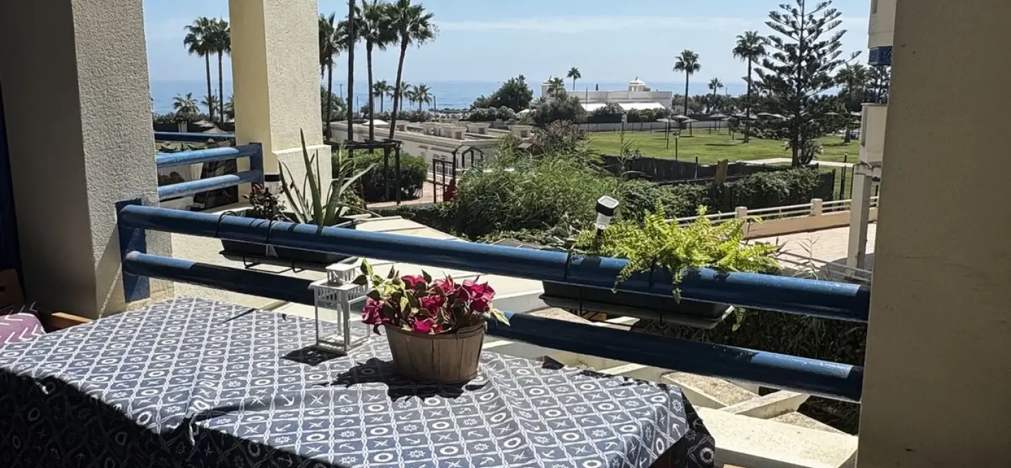Venta de apartamento en planta media en San Luis de Sabinillas 2