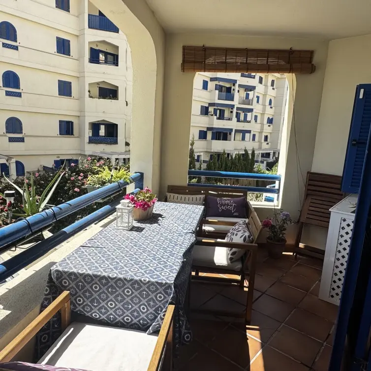 Venta de apartamento en planta media en San Luis de Sabinillas