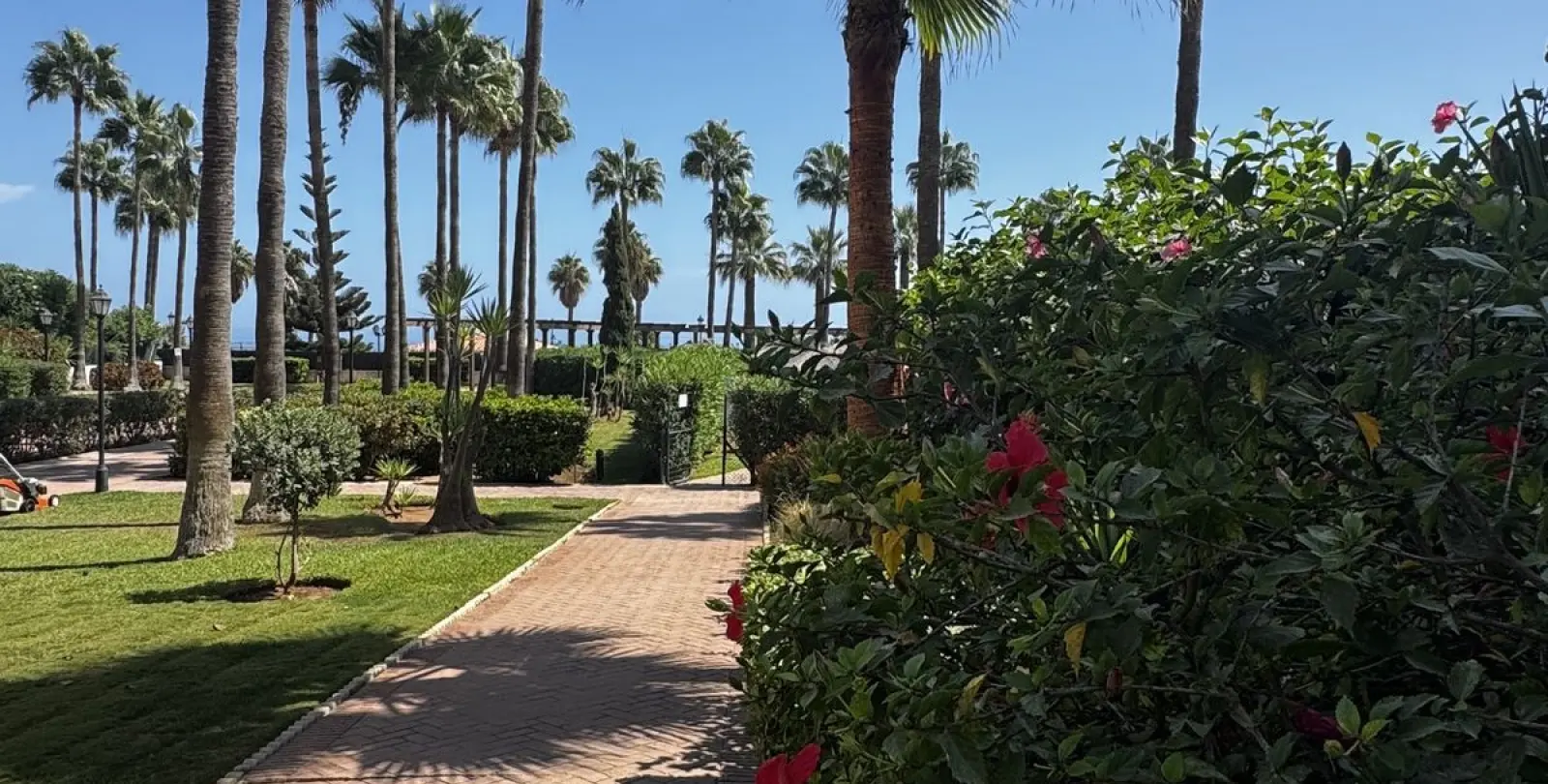 Venta de apartamento en planta media en San Luis de Sabinillas 32