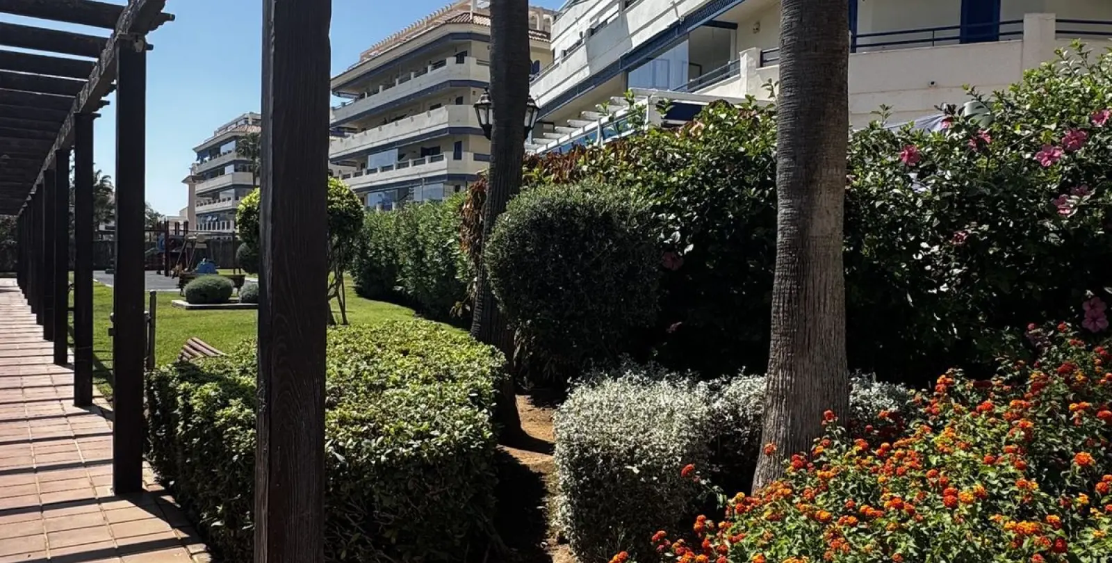 Venta de apartamento en planta media en San Luis de Sabinillas 33