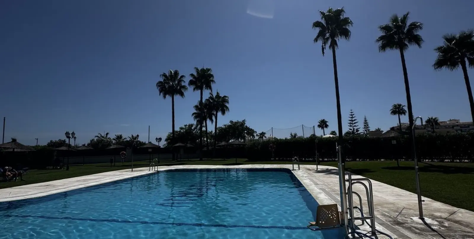 Venta de apartamento en planta media en San Luis de Sabinillas 36