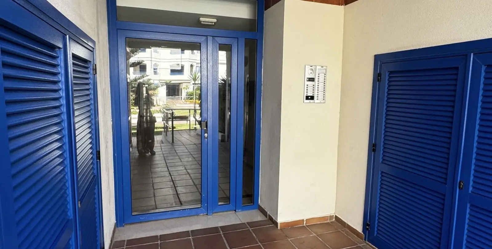 Venta de apartamento en planta media en San Luis de Sabinillas 39