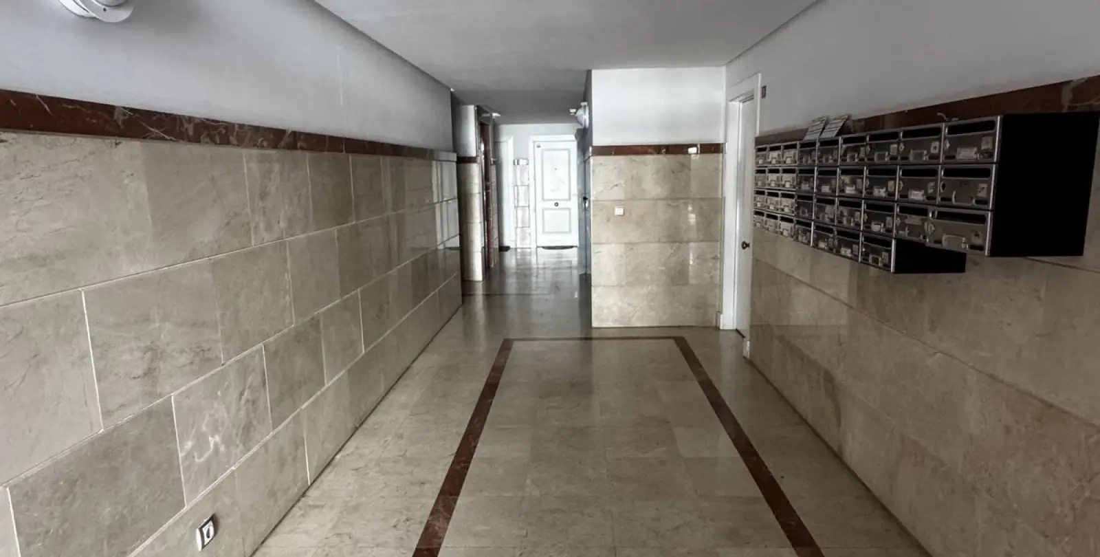 Venta de apartamento en planta media en San Luis de Sabinillas 40