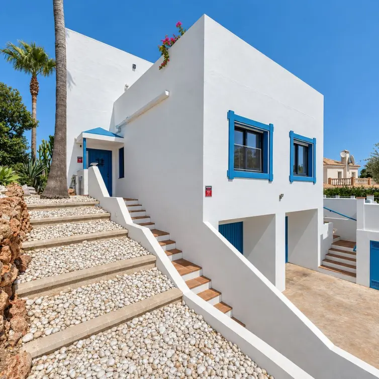 Sale of detached villa in Cerros del Aguila