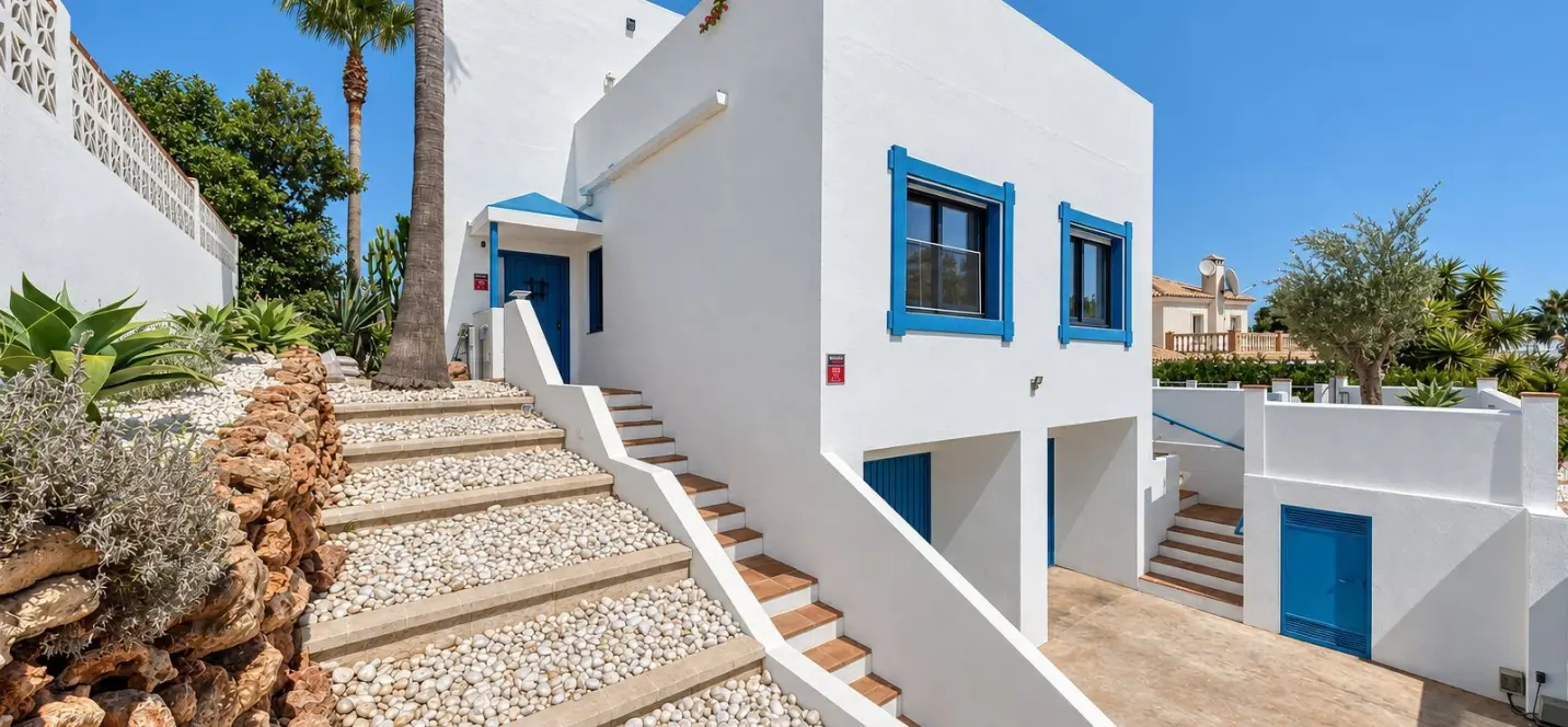 Sale of detached villa in Cerros del Aguila 0