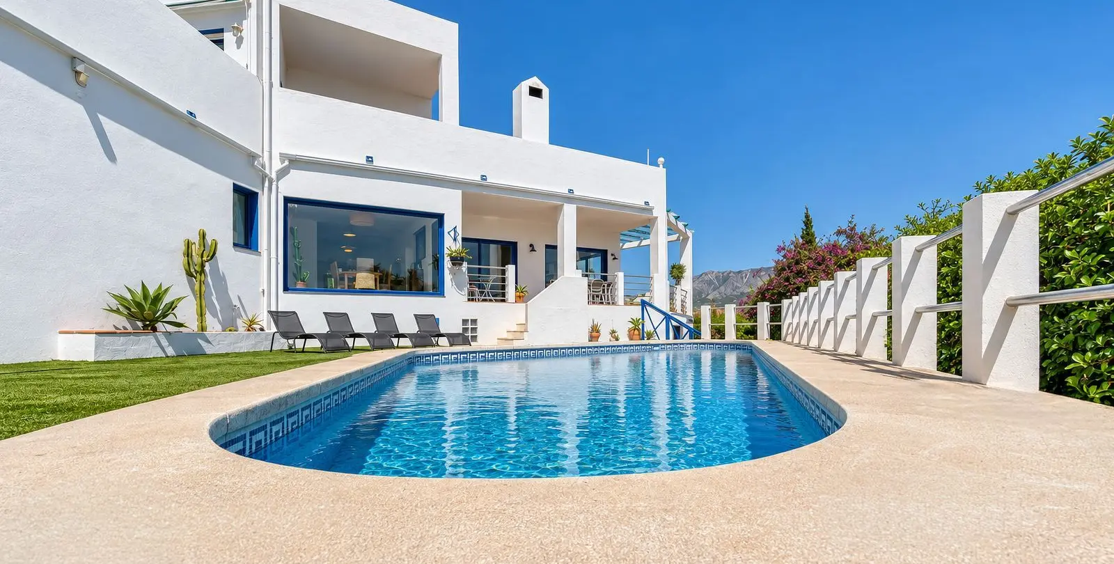Sale of detached villa in Cerros del Aguila 4