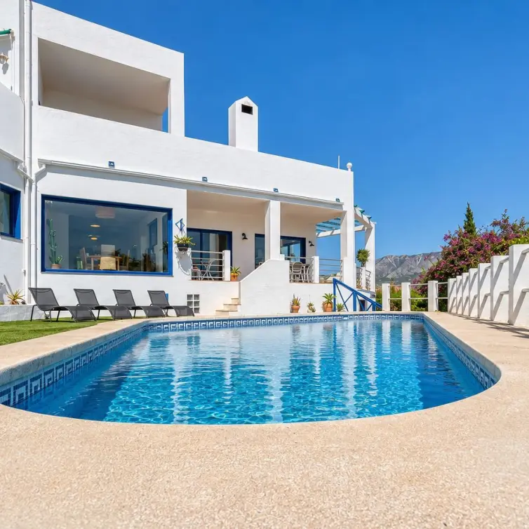 Sale of detached villa in Cerros del Aguila