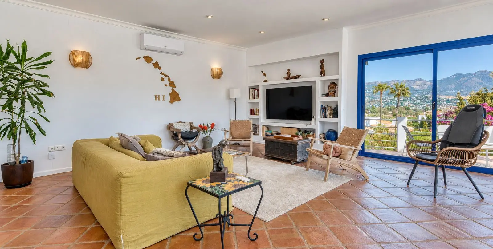 Sale of detached villa in Cerros del Aguila 20