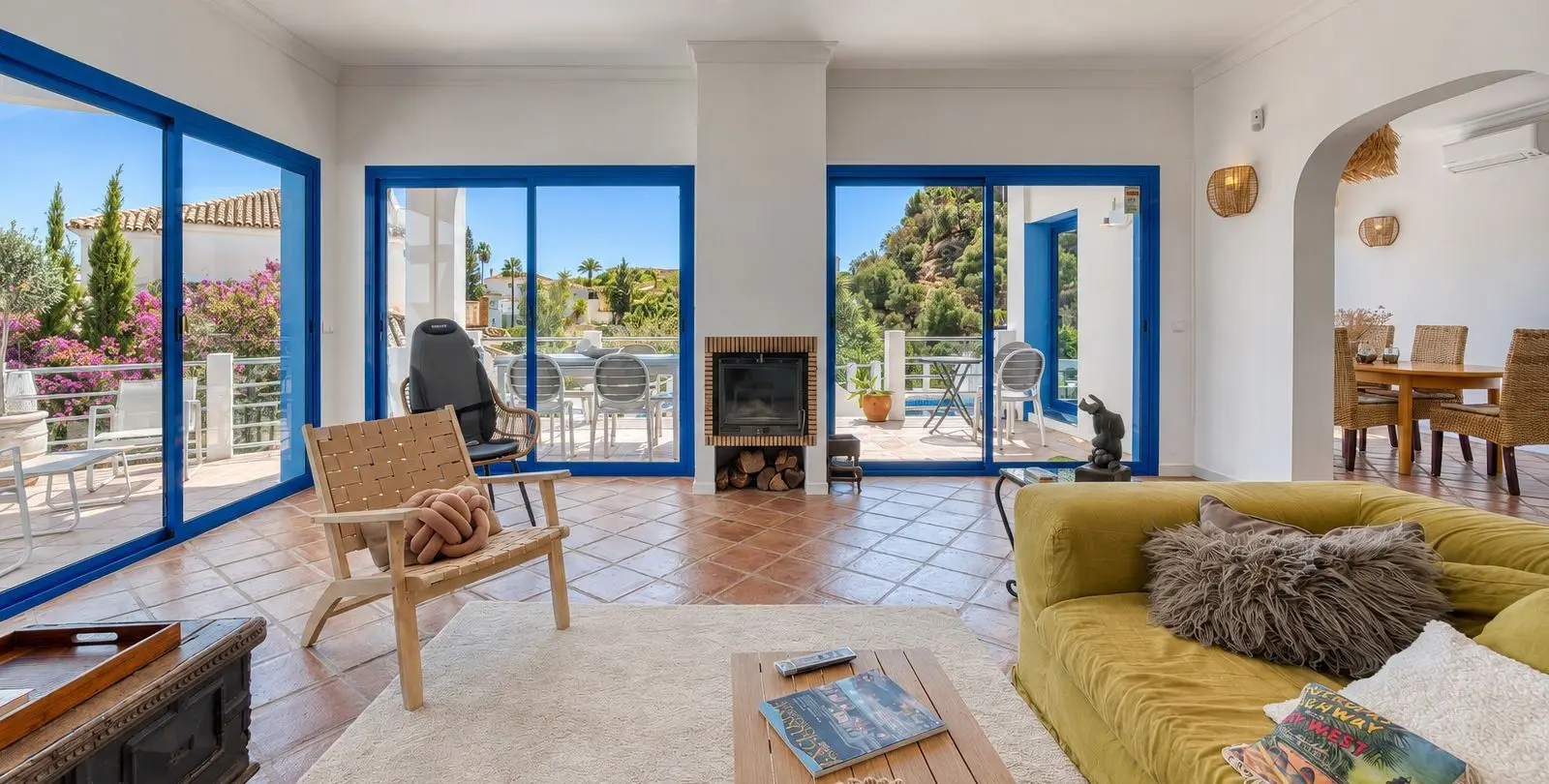 Sale of detached villa in Cerros del Aguila 22