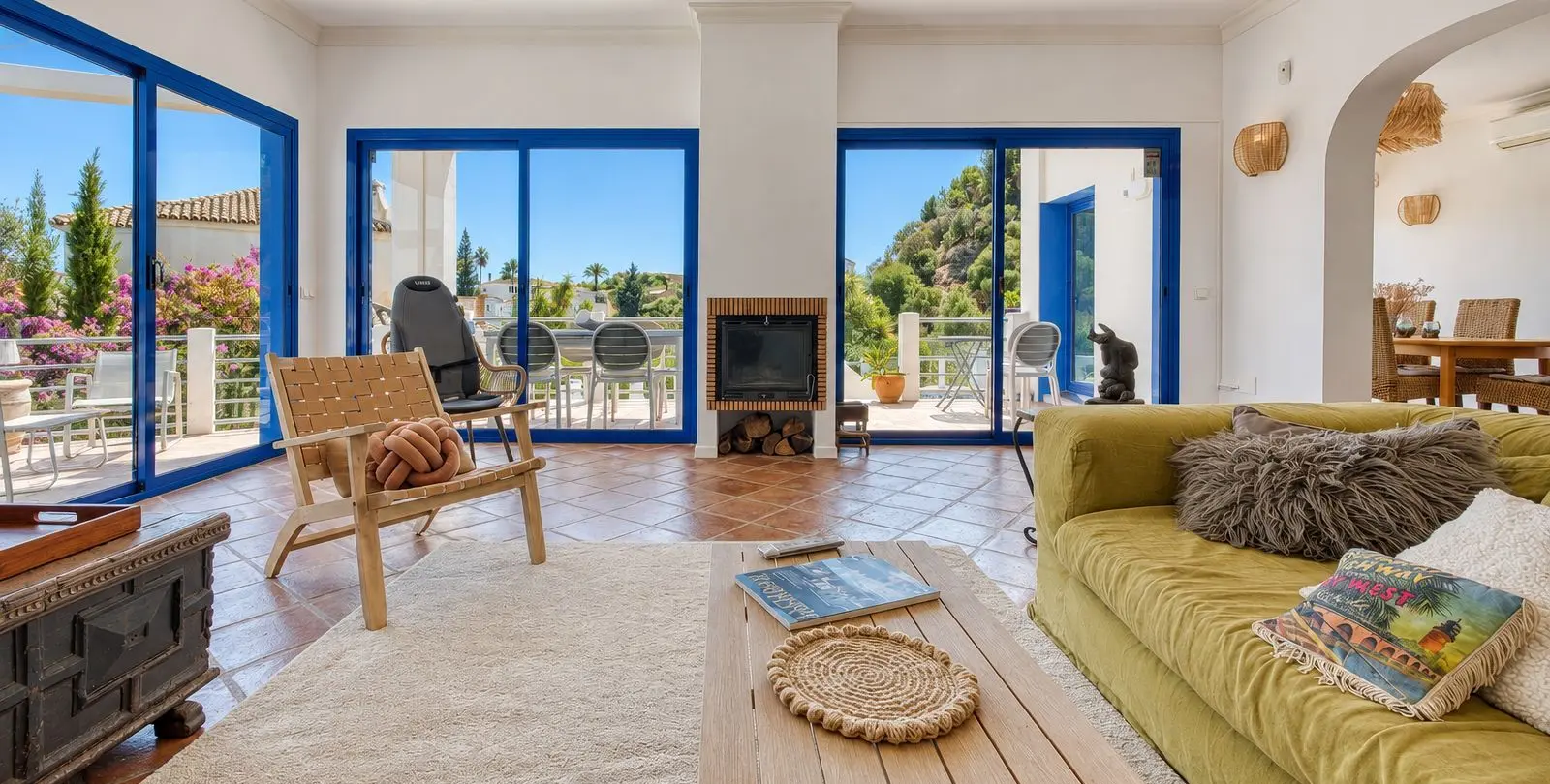 Sale of detached villa in Cerros del Aguila 25