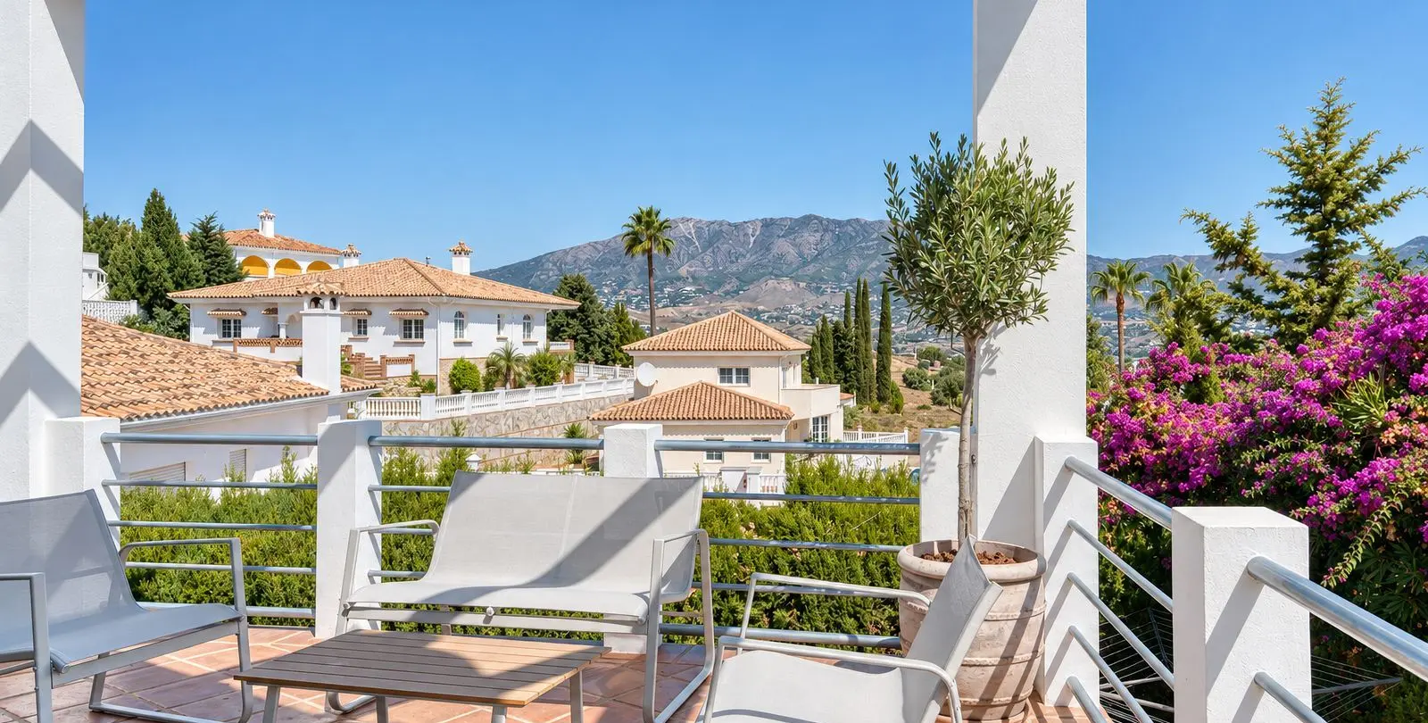 Sale of detached villa in Cerros del Aguila 28