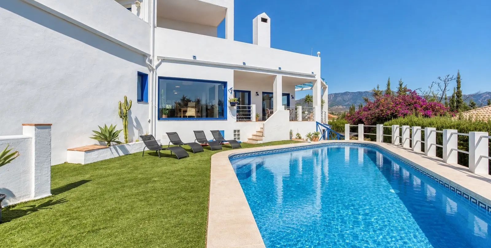 Sale of detached villa in Cerros del Aguila 35