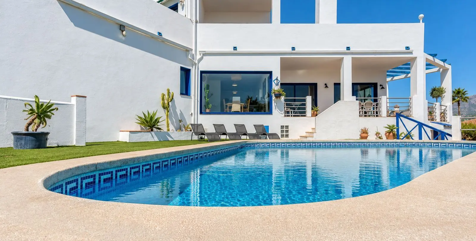 Sale of detached villa in Cerros del Aguila 44