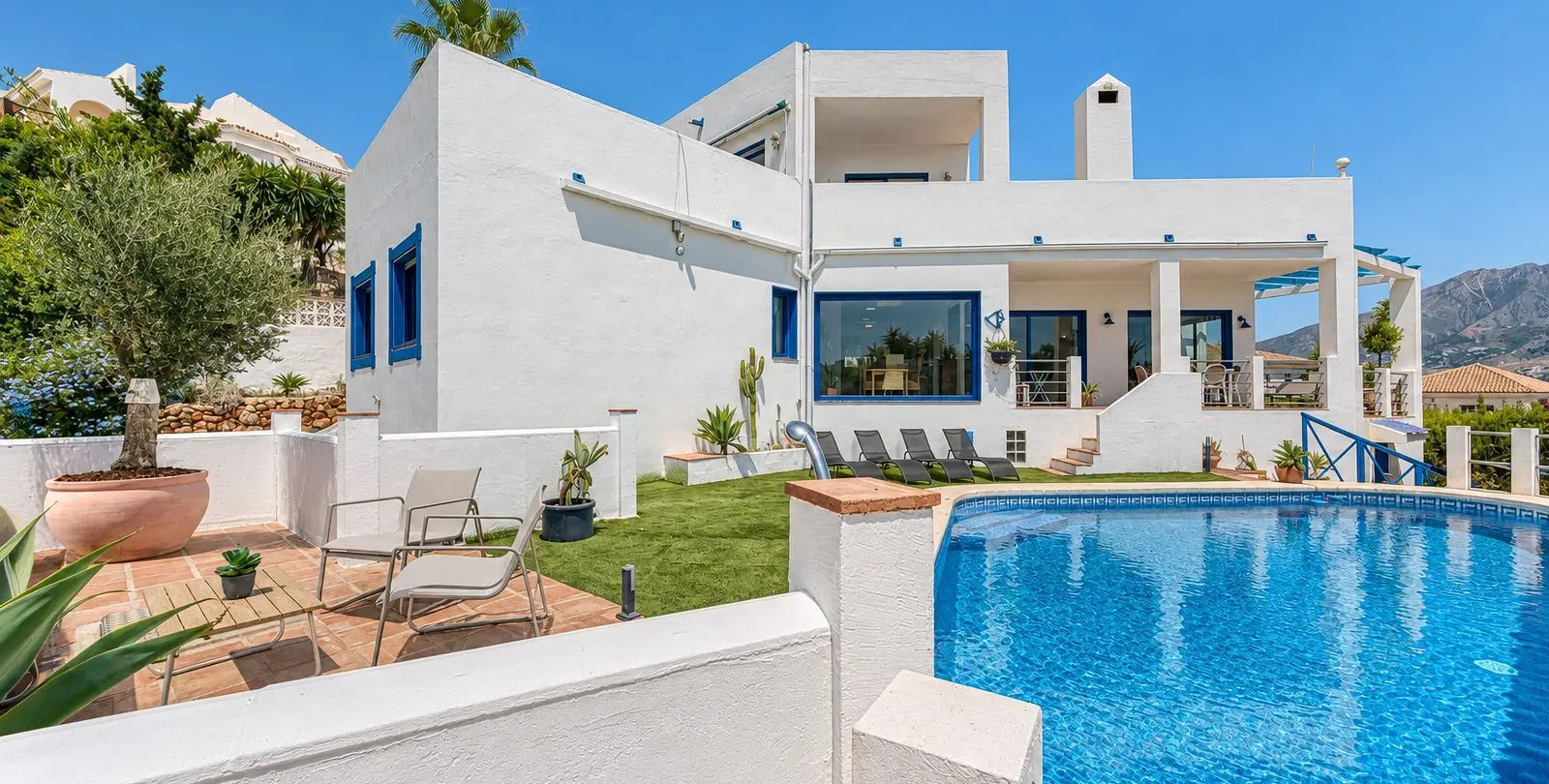 Sale of detached villa in Cerros del Aguila 45