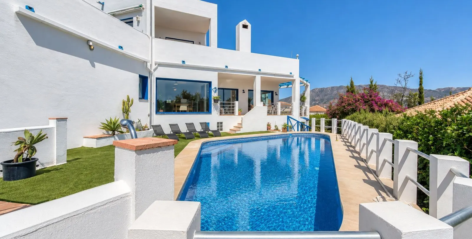 Sale of detached villa in Cerros del Aguila 46