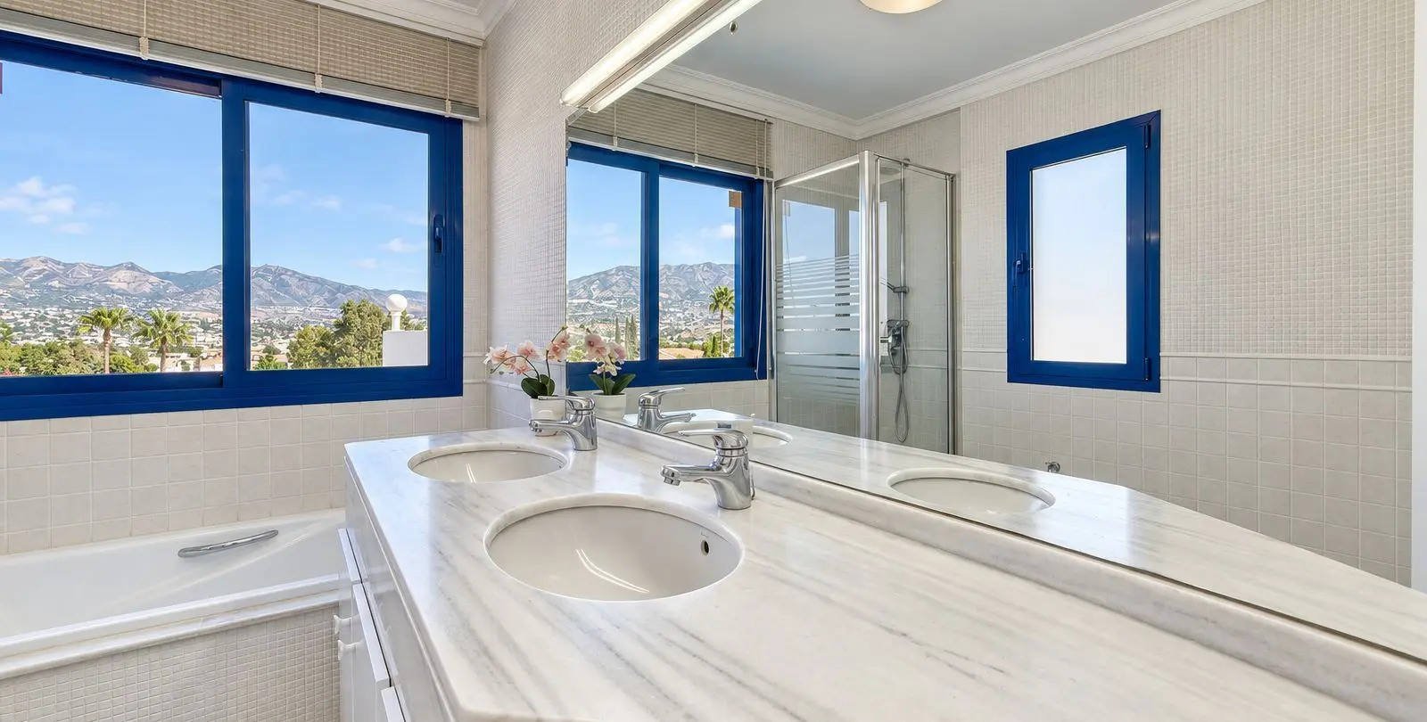 Sale of detached villa in Cerros del Aguila 57