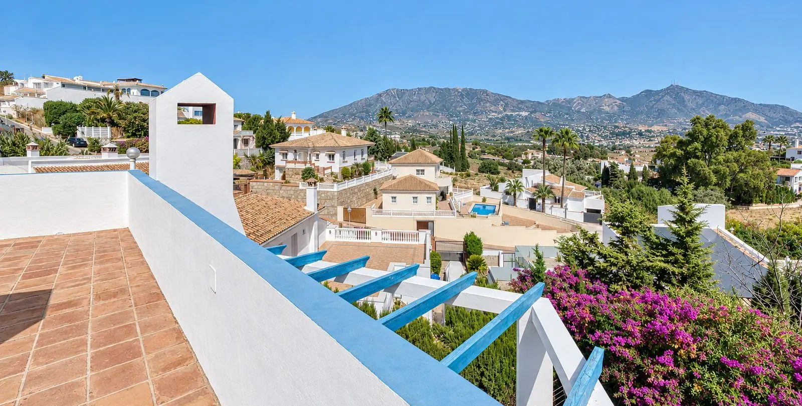 Sale of detached villa in Cerros del Aguila 60