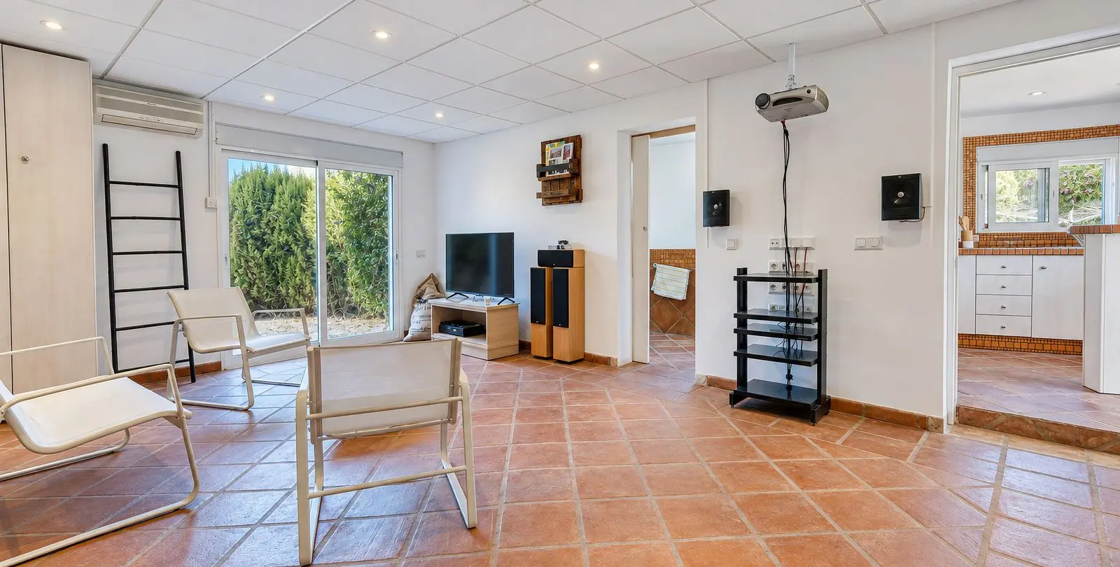 Sale of detached villa in Cerros del Aguila 76