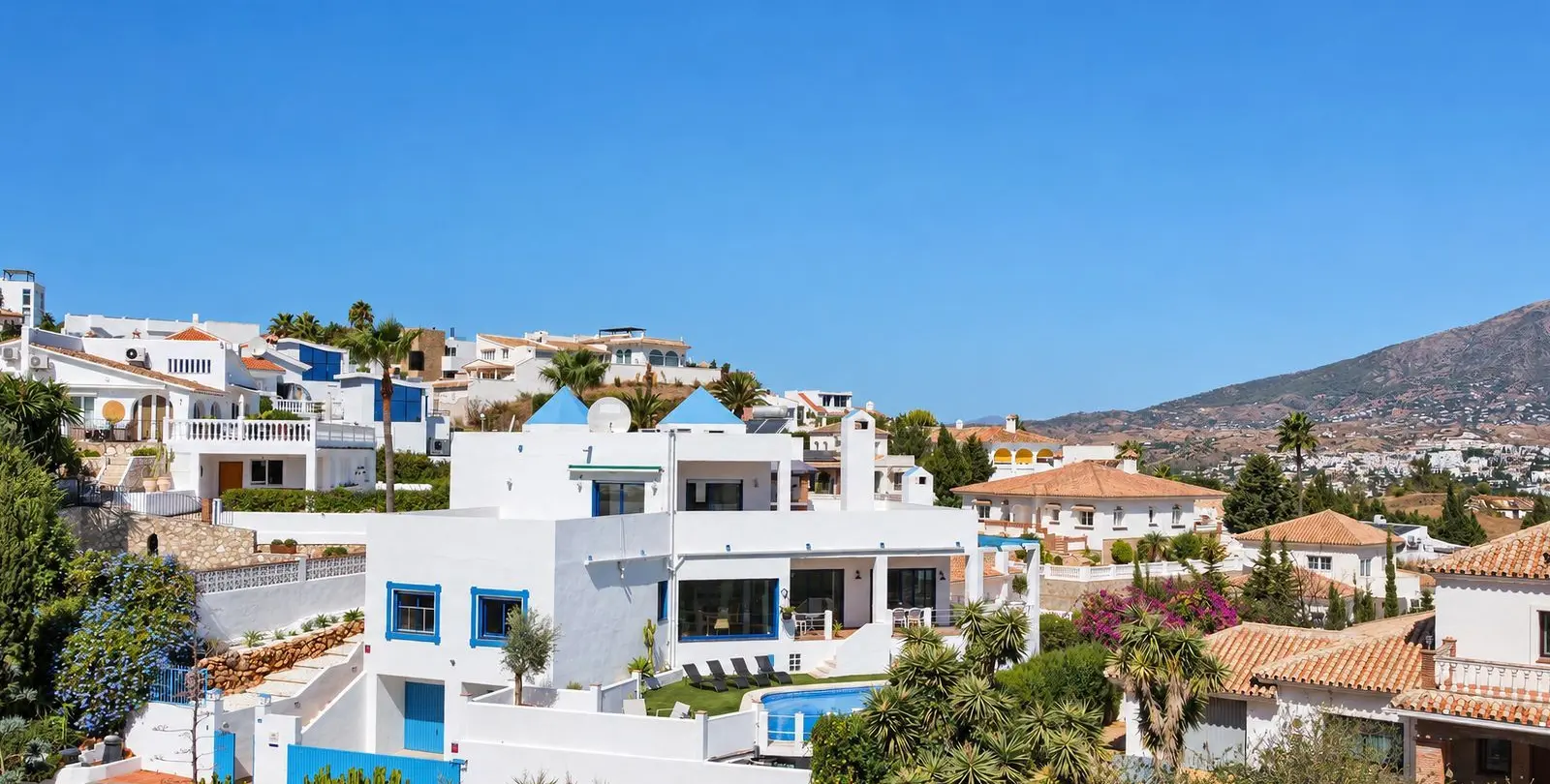 Sale of detached villa in Cerros del Aguila 81